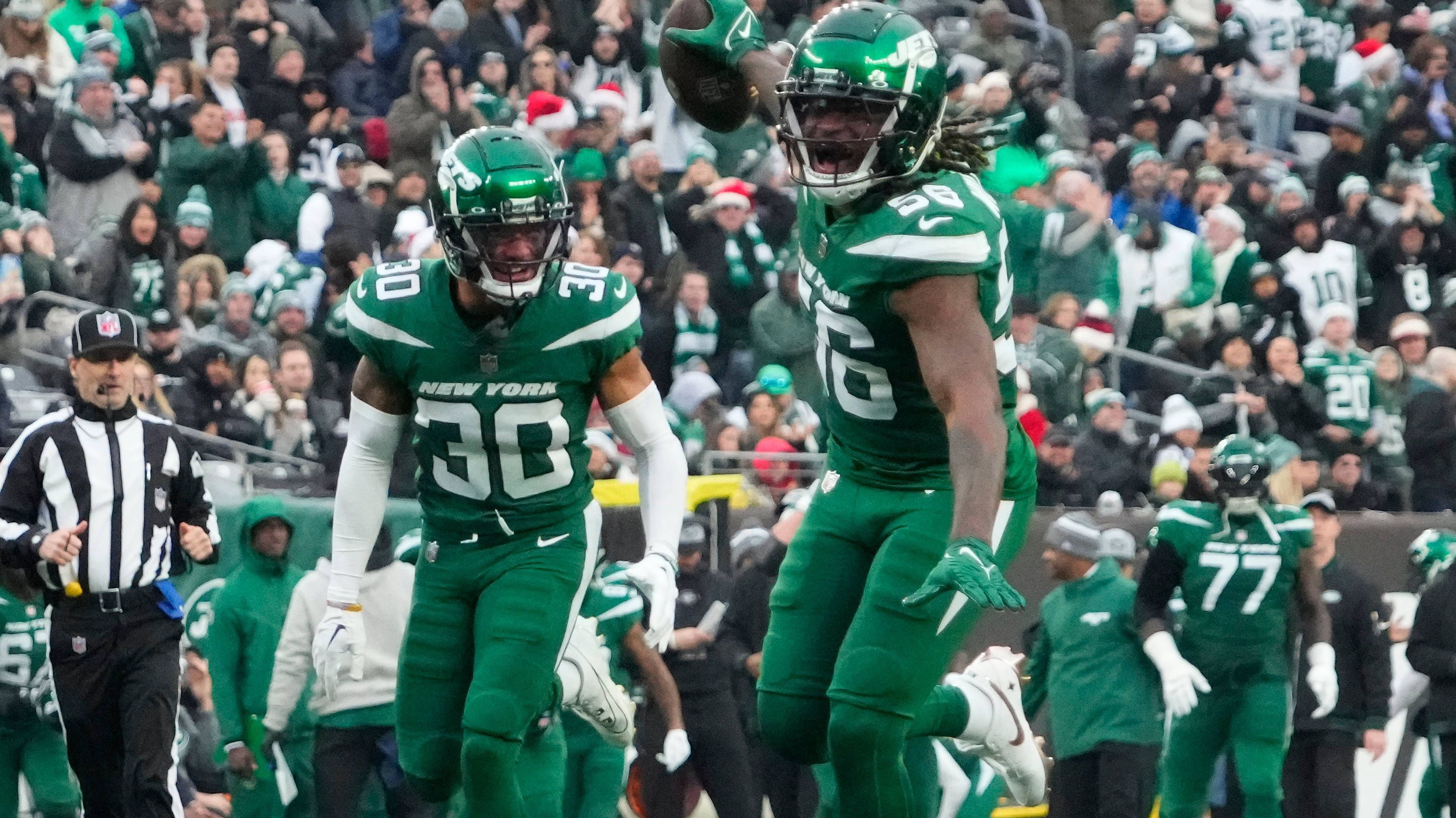 <strong>Jeder im Team der New York Jets</strong><br>Ganz falsch liegen dürfte er damit nicht. Erneut haben die Jets keine Kosten und Mühen gescheut, um ihm einen geeigneten Kader bereitzustellen. Denn noch eine Saison ohne Ertrag ist nicht drin. Genauer betrachtet wäre auch das Erreichen der ersten Playoff-Runde zu wenig. Erfolge müssen her - und das dürften nicht nur Head Coach Robert Saleh, General Manager Joe Douglas und Rodgers spüren.