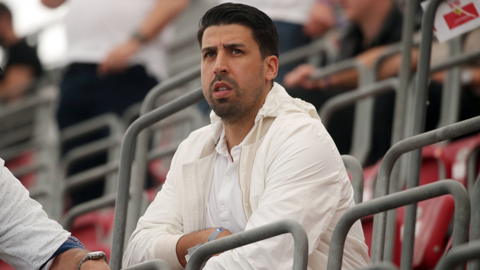 <strong>Sami Khedira</strong><br>
                Gerade noch rechtzeitig wurde der Mittelfeldspieler von Real Madrid nach einem Kreuzbandriss für die WM in Brasilien fit. Vor der Verletzung war Khedira einer der besten defensiven Mittelfeldspieler der Welt, nach der Genesung fand er diese Form nicht mehr. 2015 wechselte er zu Juventus Turin, wo er immer wieder mit Verletzungen zu kämpfen hatte und sich 2019 einer Herz-OP unterziehen musste. Nach seinem Karriereende wurde Khedira Experte bei "DAZN" und der "ARD". Zusätzlich hatte er eine Beratertätigkeit beim VfB Stuttgart inne.
