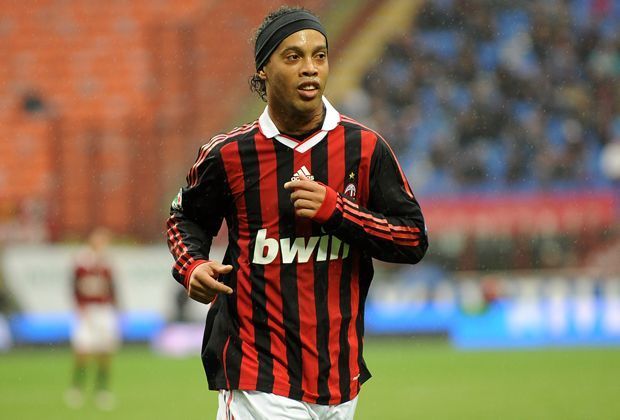 
                <strong>Ronaldinho</strong><br>
                Die britische "Daily Mail" hat den zweifachen Weltfußballer Ronaldinho nach seinem Dream Team der Champions League gefragt. Die elf Spieler, die Ronaldinho ausgesucht hat, gehören zu den ganz Großen des Fußballs.
              