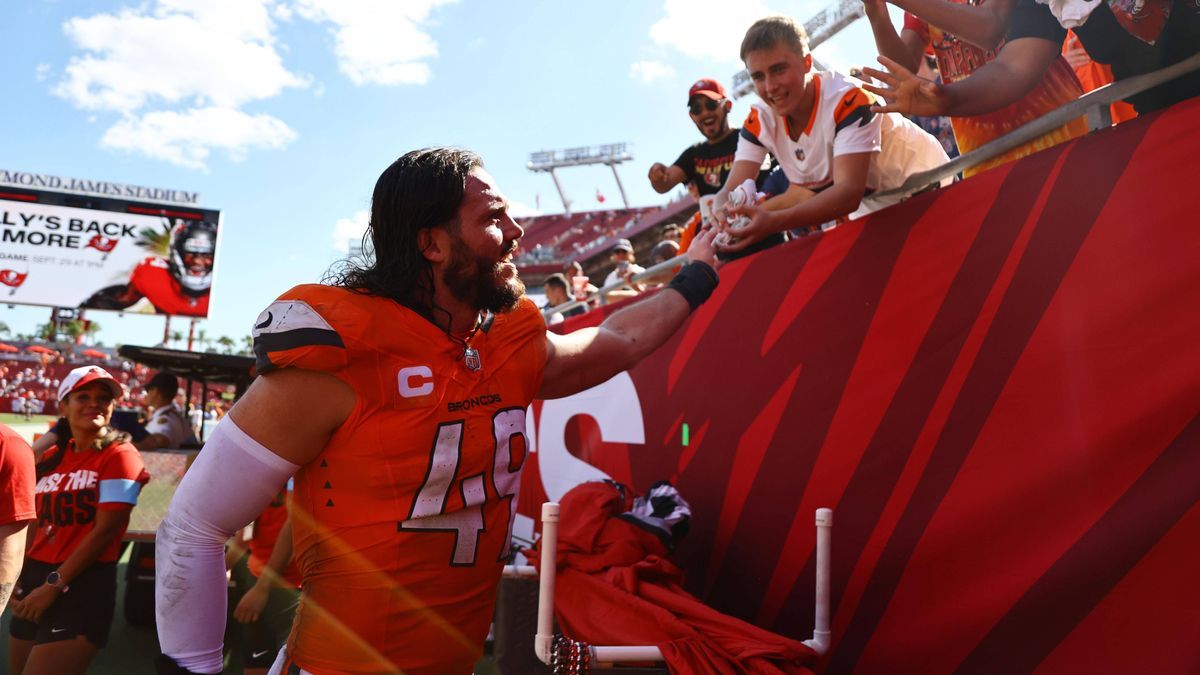 NFL, American Football Herren, USA Denver Broncos at Tampa Bay Buccaneers Sep 22, 2024; Tampa, Florida, USA; Denver Broncos linebacker Alex Singleton (49) greets fans after the game against the Tam...