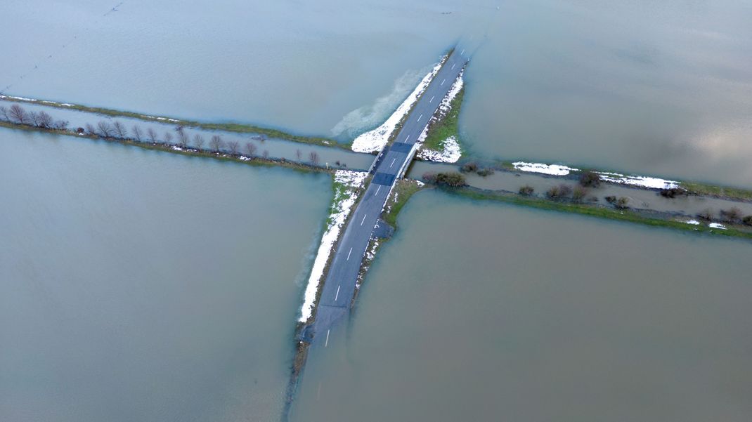 Eine Straße zwischen Achldorf und Gaindorf ist vom Hochwasser der Großen Vils überflutet.