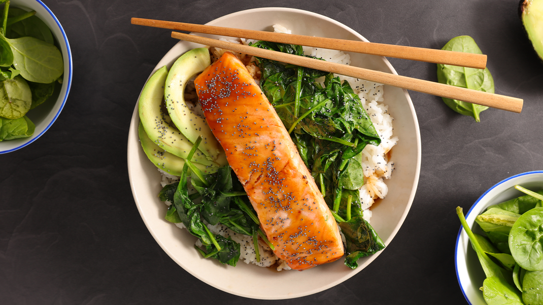 Eine köstliche Superfood-Bowl: Diese aromatische Teriyaki-Lachs-Variation solltest du unbedingt probieren!