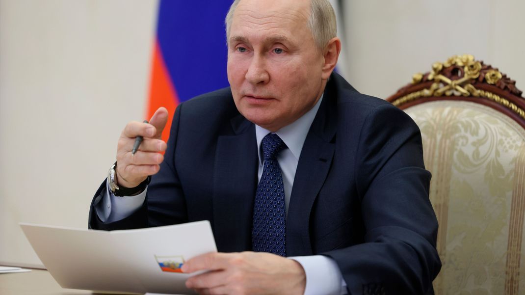 Der russische Präsident Wladimir Putin leitet eine Sitzung des Sicherheitsrates per Videokonferenz.