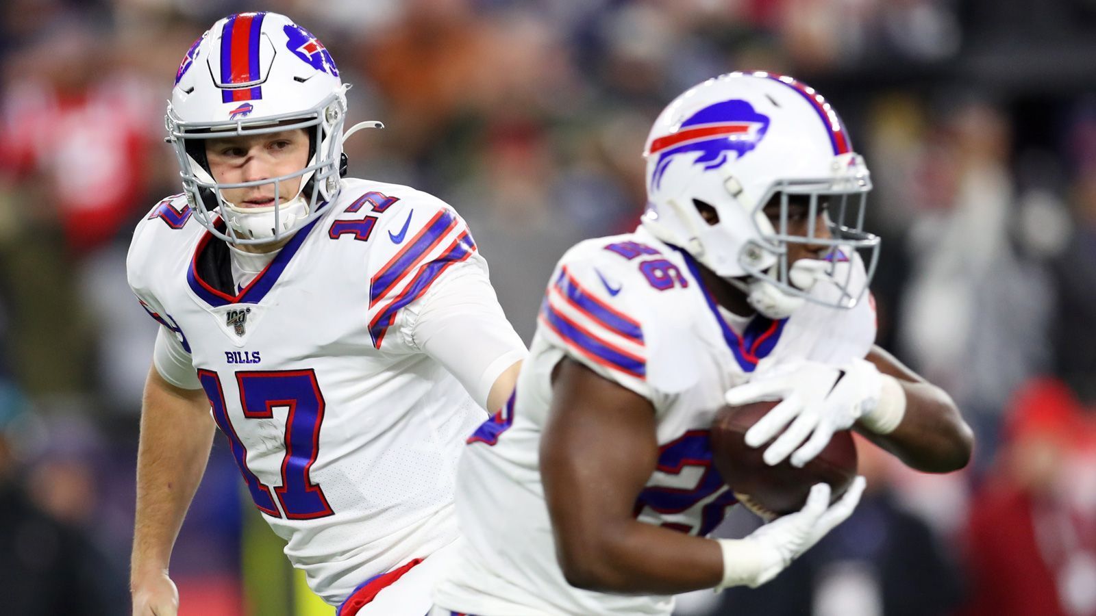 
                <strong>Platz 7: Buffalo Bills</strong><br>
                Im Gegensatz zu Wilson ist Josh Allen fester Bestandteil der Laufoffensive und sammelt seine Rushing Yards nicht ausschließlich durch Scramblings. Allen bekommt designte Läufe, so ergeben sich auch Freiräume für die restlichen Running Backs. Devin Singletary zeigte in seiner ersten Saison tolle Ansätze und erzielte hervorragende 5,1 Yards pro Lauf. In der neuen Saison ersetzt außerdem Drittrunden-Pick Zack Moss den alternden Frank Gore und bringt zusätzliche Explosivität mit.
              