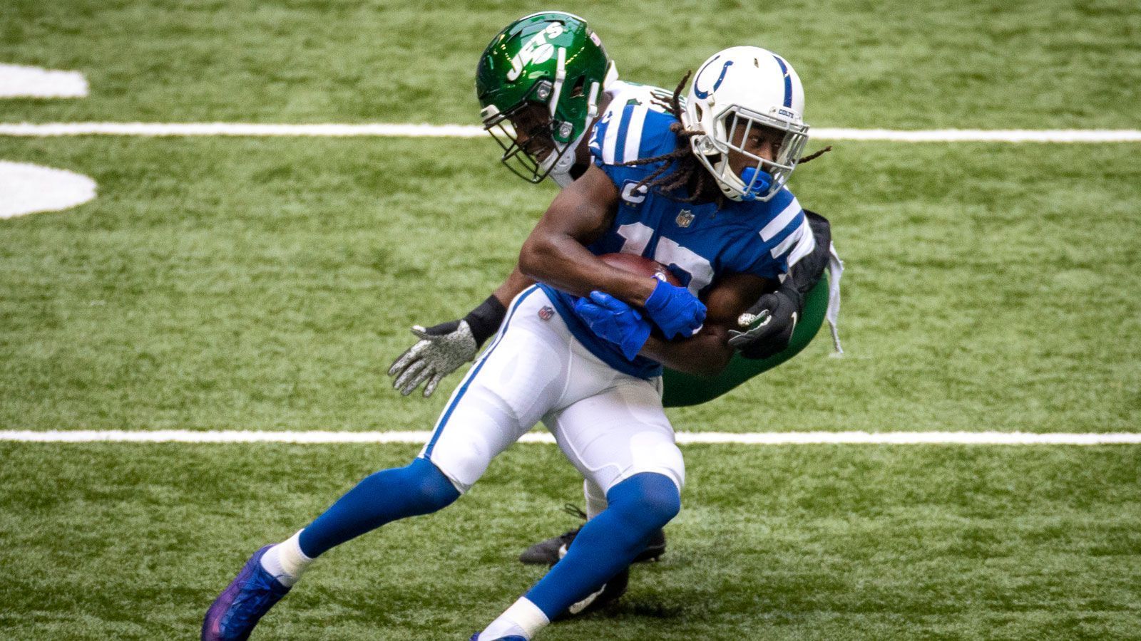 
                <strong>Schlechte Leistungen: T.Y. Hilton (Indianapolis Colts)</strong><br>
                Ähnlich wie A.J. Green galt auch T.Y. Hilton lange Zeit als einer der besten Receiver der NFL, in diesem Jahr tut sich der Pro Bowler allerdings erneut schwer. Nachdem er in der vergangenen Saison aufgrund einer Verletzung nur 501 Yards erzielen konnte, kommt Hilton bisher in acht Spielen auf mickrige 291 Yards. Sollte der Receiver auch in der zweiten Saisonhälfte nicht zu alter Stärke zurückfinden, ist seine Zeit in Indianapolis bald vorbei.
              