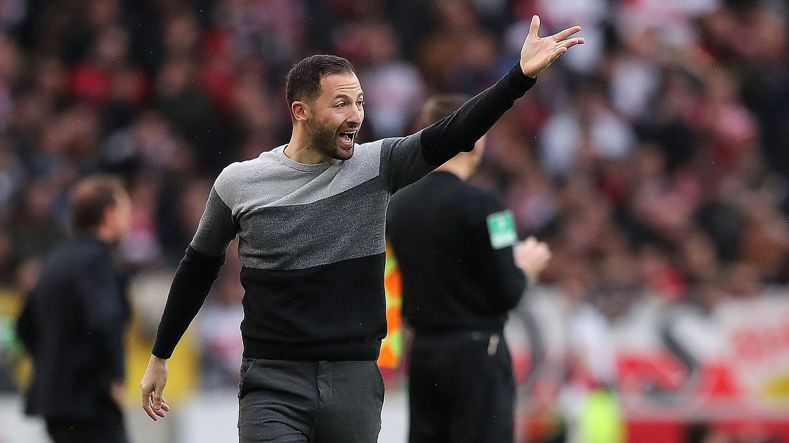 
                <strong>Schalke 04</strong><br>
                Schalke-Trainer Domenico Tedesco erfährt nach dem Höhenflug in der vergangenen Saison, wie sich eine Krise auf Schalke anfühlt. Mit Platz 13 ist der Revierklub weit hinter den Erwartungen zurück. Auf dem Feld funktionieren Zugänge wie Sebastian Rudy noch nicht. Im Angriff fehlt ein kaltschnäuziger Stürmer - bis zu seiner Verletzung schien es so, dass Mark Uth diese Rolle nach Anlaufschwierigkeiten ausfüllen könnte. Im Mittelfeld wird ein Anführer vermisst und auch im Tor gibt es Probleme. Der sonst sehr souveräne Ralf Fährmann streut in dieser Saison immer wieder Fehler ein. In den eigenen Reihen hätte Schalke Alexander Nübel als Kandidaten für die erste Elf. 
              