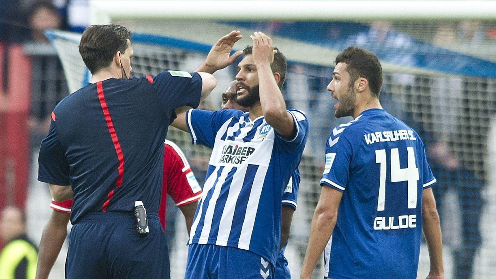 
                <strong>Karlsruher SC - Hamburger SV</strong><br>
                Der Pfiff von Schiedsrichter Manuel Gräfe hat sich jedem Karlsruhe-Fan ins Gedächtnis gebrannt. Relegation 2015: Es läuft die 91. Minute im Rückspiel zwischen Zweitligist KSC und dem Hamburger SV. Die Karlsruher führen 1:0, wähnten sich dank des 1:1 im Hinspiel bereits in der Bundesliga. Dann schießt der Hamburger Slobodan Rajkovic den Ball an den Arm von Karlsruhes Jonas Meffert. Der hat den Arm angelegt, nicht die Körperfläche vergrößert. Gräfe pfeift dennoch. Freistoß, kurz vor der 16-Meter-Linie. Was danach passiert, ist legendär. 
              