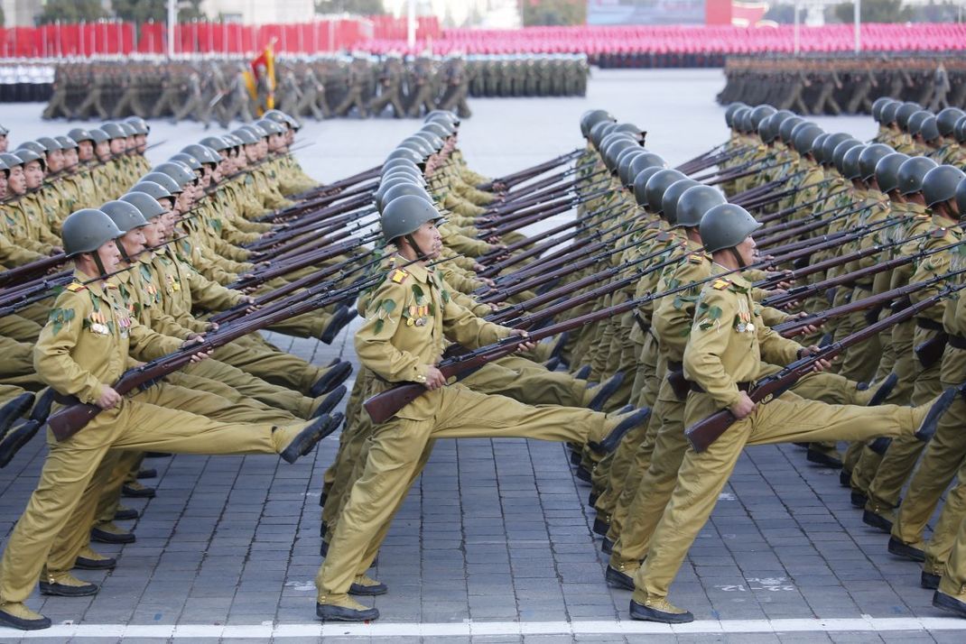 Aus der Reihe tanzen ist in Nordkorea nicht gewünscht. Nicht nur bei dieser Militärparade, sondern auch im Alltag wird von den Einwohner:innen Konformität erwartet.