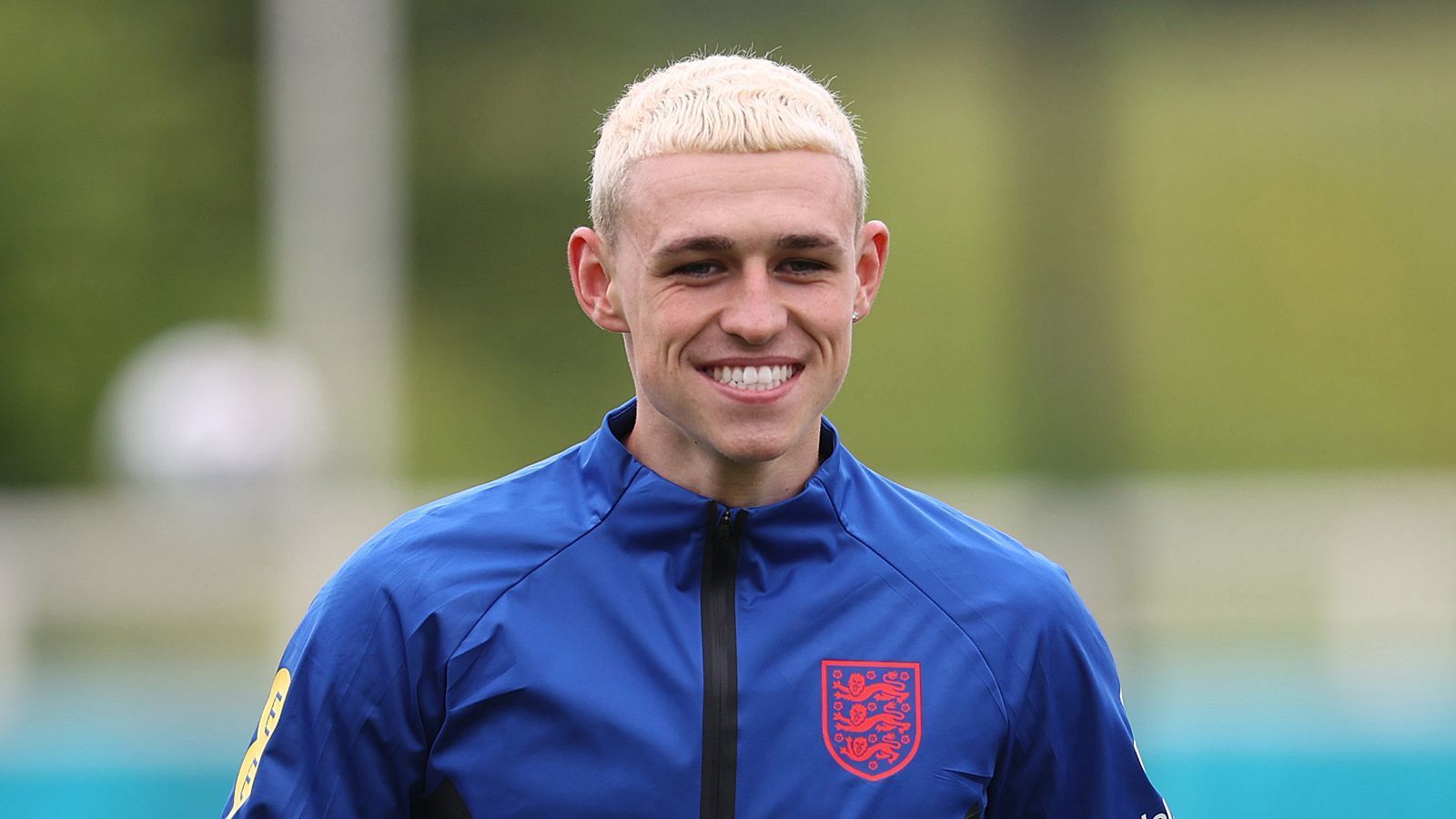 
                <strong>Foden macht sie alle blond</strong><br>
                Vor dem Turnier ließ sich Phil Foden die Haare blond färben - als Hommage an England-Legende Paul Gascoigne, der 1996 ebenfalls erblondete. Sollte England am Sonntag triumphieren, wird Foden nicht mehr alleine sein mit seiner hellen Pracht. "Ich habe den Jungs gesagt, dass sie sich alle die Haare blond färben lassen müssen, wenn wir den Titel gewinnen. Und sie waren alle damit einverstanden", sagte Foden vor dem letzten Gruppenspiel gegen Tschechien (1:0). Maguire, Walker, Price, Grealish, Sterling in blond - das ergibt legendäre Bilder fürs Poesiealbum.  
              