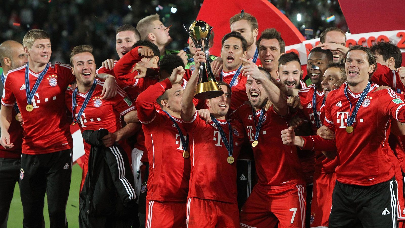 
                <strong>Am Ende sogar die Fußball-Könige der Welt</strong><br>
                Und weil sie gerade dabei waren, gewannen die Bayern einfach weiter Titel. Ende 2013 waren die Münchner offiziell das beste Team der Welt. Für Pizarro folgten ein weiteres Double sowie Meisterschaft Nummer sechs.
              
