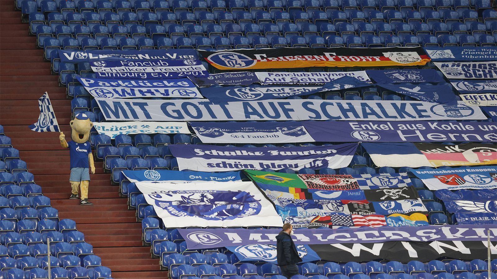 
                <strong>Die Fans zurückgewinnen</strong><br>
                Unter den Schalker Fans gilt Buchta als Hauptverantwortlicher für die missglückte Verpflichtung von Ralf Rangnick. Die letzten Wochen und Monate haben dazu geführt, dass sich immer mehr Anhänger von ihrem geliebten Verein abgewandt haben. Zu lang war die Liste an Verfehlungen der Vereinsspitze, zu schlecht und kampflos die Vorstellung der Mannschaft auf dem Platz. Es fehlt an Identität. In Norbert Elgert, Gerald Asamoah, Mike Büskens oder Matthias Schober bezieht Knäbel einige Leute mit Schalker Herzblut in die wichtigen Entscheidungen mit ein. Das allein wird aber nicht reichen, um das Band zwischen Verein und Fans wiederherzustellen.
              