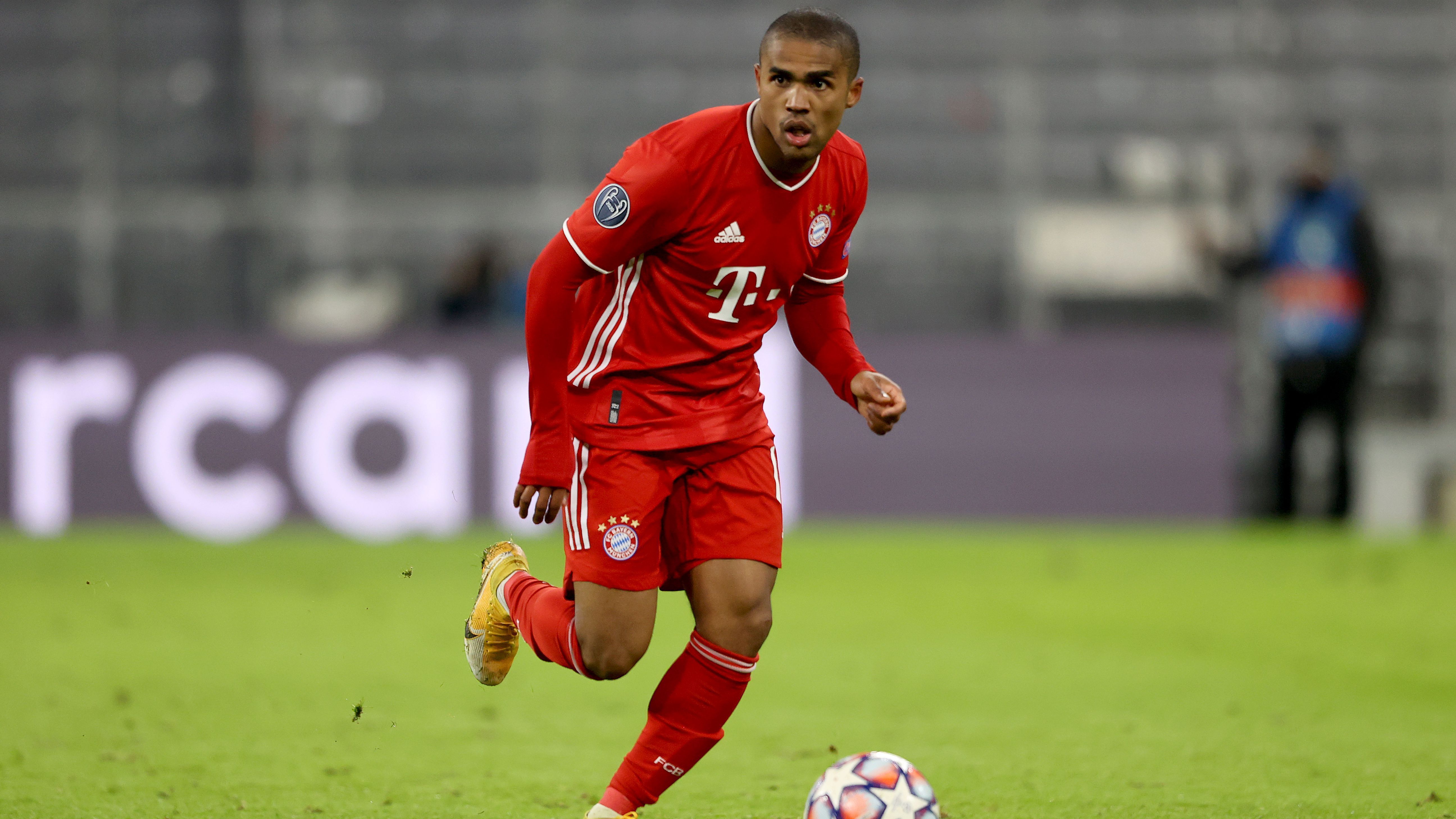 <strong>Gerücht: Douglas Costa (LA Galaxy)</strong><br>Ex-Bayern-Star Douglas Costa könnte es nach Saudi-Arabien ziehen. Laut Fabrizio Romano sei der Brasilianer, aktuell bei LA Galaxy unter Vertrag, bereits für Gespräche mit drei namentlich nicht genannten Klubs im Wüstenstaat gelandet. Zwar träume der 33-Jährige wohl von einer Rückkehr zu Ex-Klub Juventus Turin, eine solche scheint aber unwahrscheinlich zu sein.&nbsp;