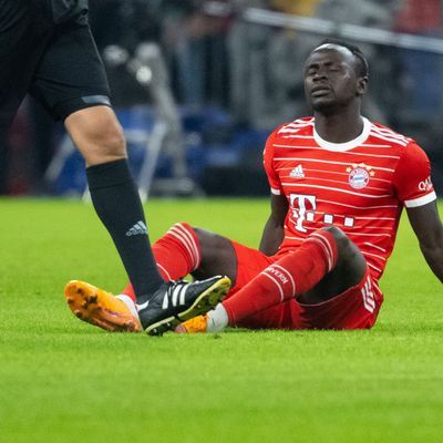 Sadio Mané verletzt am Boden
