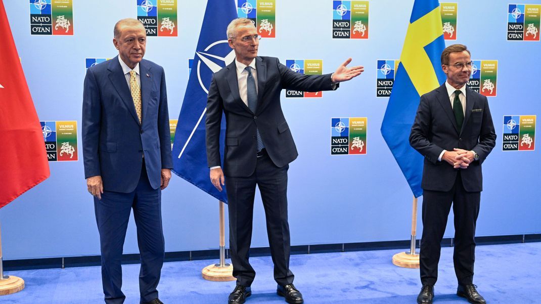 Generalsekretär der NATO Jens Stoltenberg (M) mit dem türkischen Präsidenten Recep Tayyip Erdogan (L) und dem schwedischen Ministerpräsidenten Ulf Kristersson (R) &nbsp;im Vorfeld des Nato-Gipfels in Litauen.