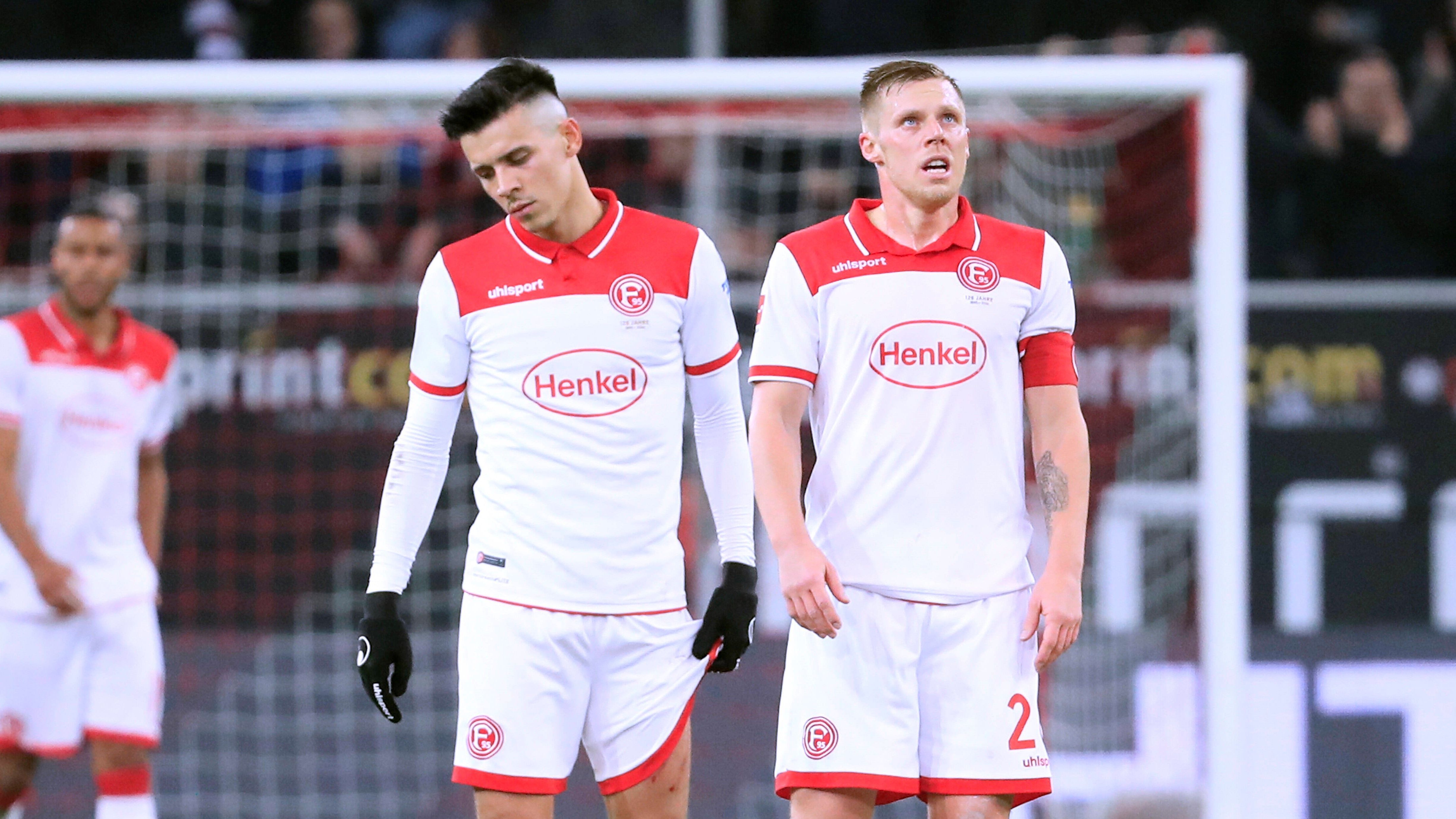 
                <strong>Platz 18 in der ewigen Tabelle: Fortuna Düsseldorf</strong><br>
                Die Fortuna kann sich noch gut an die erste Liga erinnern, sie stieg erst in der Saison 2019/20 ab. Auch ein Trainerwechsel von Friedhelm Funkel hin zu Uwe Rösler konnte den Klassenverbleib nicht sichern. Düsseldorf spielt noch mindestens eine Saison in der zweiten Liga, hat mit dem aktuellen Aufstiegsrennen nichts zu tun. Kleiner Trost: In der ewigen Tabelle liegt man immer noch vor einigen aktuellen Bundesligisten wie Freiburg, Leipzig, Bielefeld, Hoffenheim oder auch Mainz. 
              