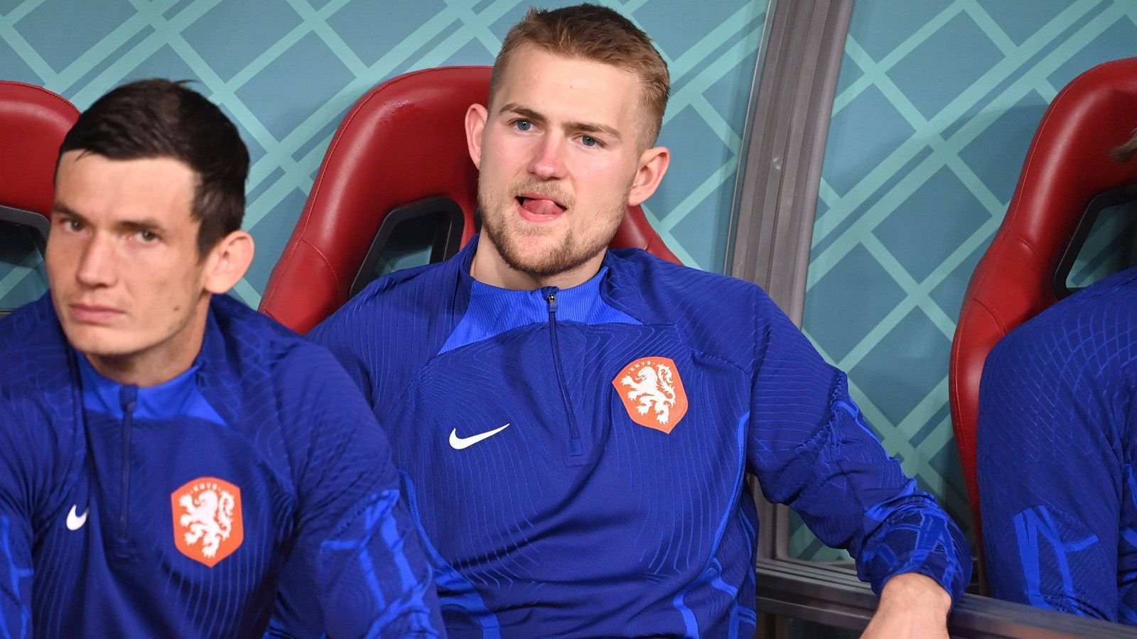 
                <strong>Auch Matthijs de Ligt war bei den Niederlanden nur Reservist</strong><br>
                Auch für Matthijs de Ligt verlief die WM enttäuschend. Der Innenverteidiger stand lediglich im ersten Gruppenspiel gegen den Senegal in der Startelf. Danach erlebte er zwei Gruppenspiele komplett von der Bank aus. Im Achtelfinale gegen die USA erfolgte die Einwechslung erst in der Nachspielzeit, beim Aus gegen Argentinien im Viertfinale schmorte de Ligt 120 Minuten auf der Bank. Nun muss er bei den Bayern helfen, den Ausfall von Hernandez zu kompensieren.
              