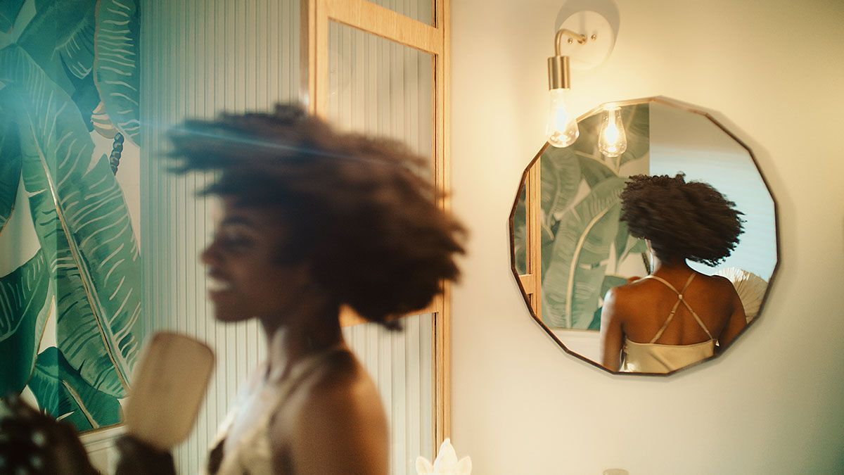 13 Haircare-Tipps für gesundes Haar: Hier kommt Freude auf! Mehr dazu im Beauty-Artikel.