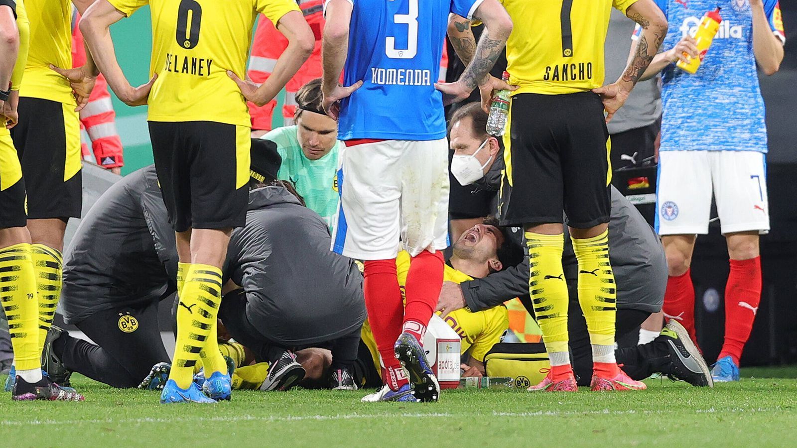 
                <strong>Mateu Moreys Verletzung schockt Borussia Dortmund</strong><br>
                Auch Dortmunds Final-Gegner RB Leipzig reagiert geschockt. Trainer Julian Nagelsmann meint: "Ich möchte Mateu die besten Genesungswünsche zukommen lassen."
              