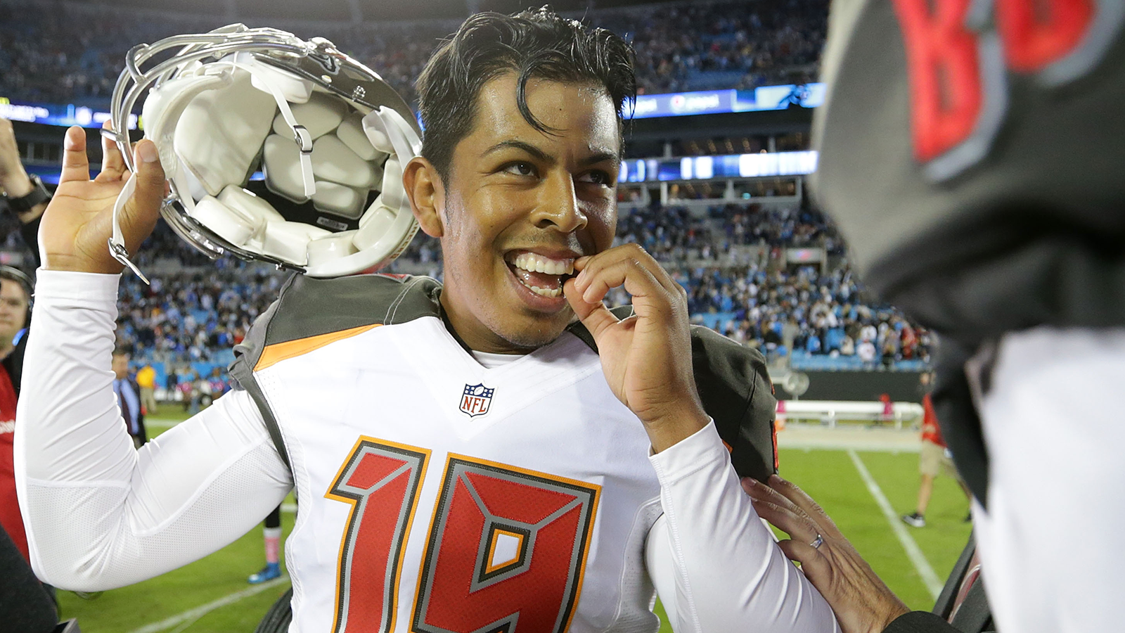 
                <strong>Roberto Aguayo (Tampa Bay Buccaneers)</strong><br>
                Er hatte zwar nicht den einen denkwürdigen Auftritt, dafür aber DIE denkwürdige Saison. Aguayo kam 2016 nach starken drei Jahren für die FSU als statistisch gesehen bester Kicker der College-Football-Geschichte in die NFL. Die Bucs drafteten ihn bereits in der 2. Runde (59. Pick) – und wurden für dieses Risiko bitter enttäuscht.
              