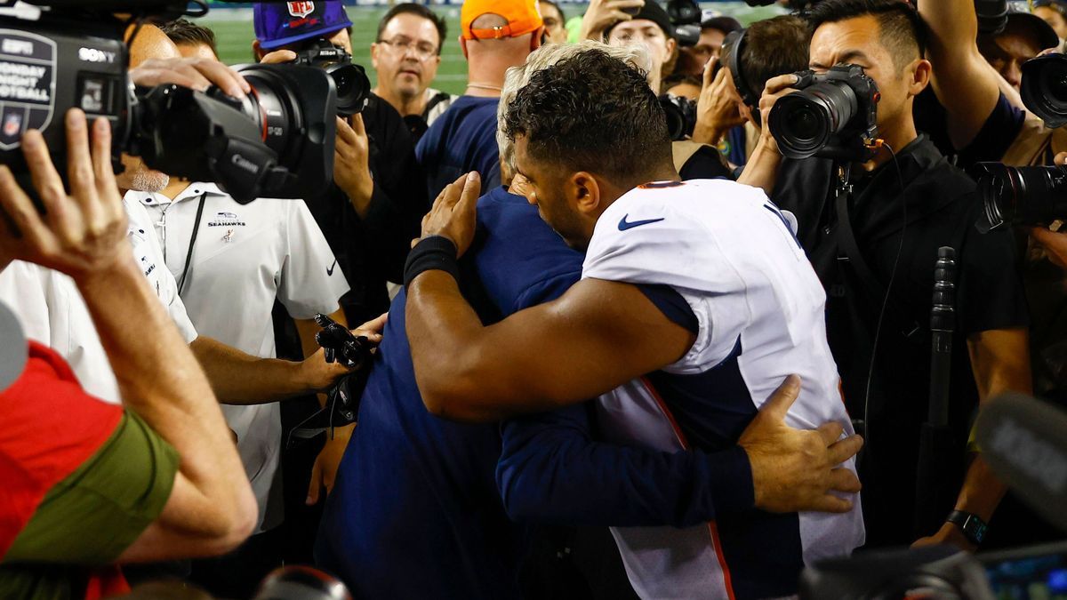 NFL, American Football Herren, USA Denver Broncos at Seattle Seahawks, Sep 12, 2022; Seattle, Washington, USA; Denver Broncos quarterback Russell Wilson (3) hugs Seattle Seahawks head coach Pete Ca...