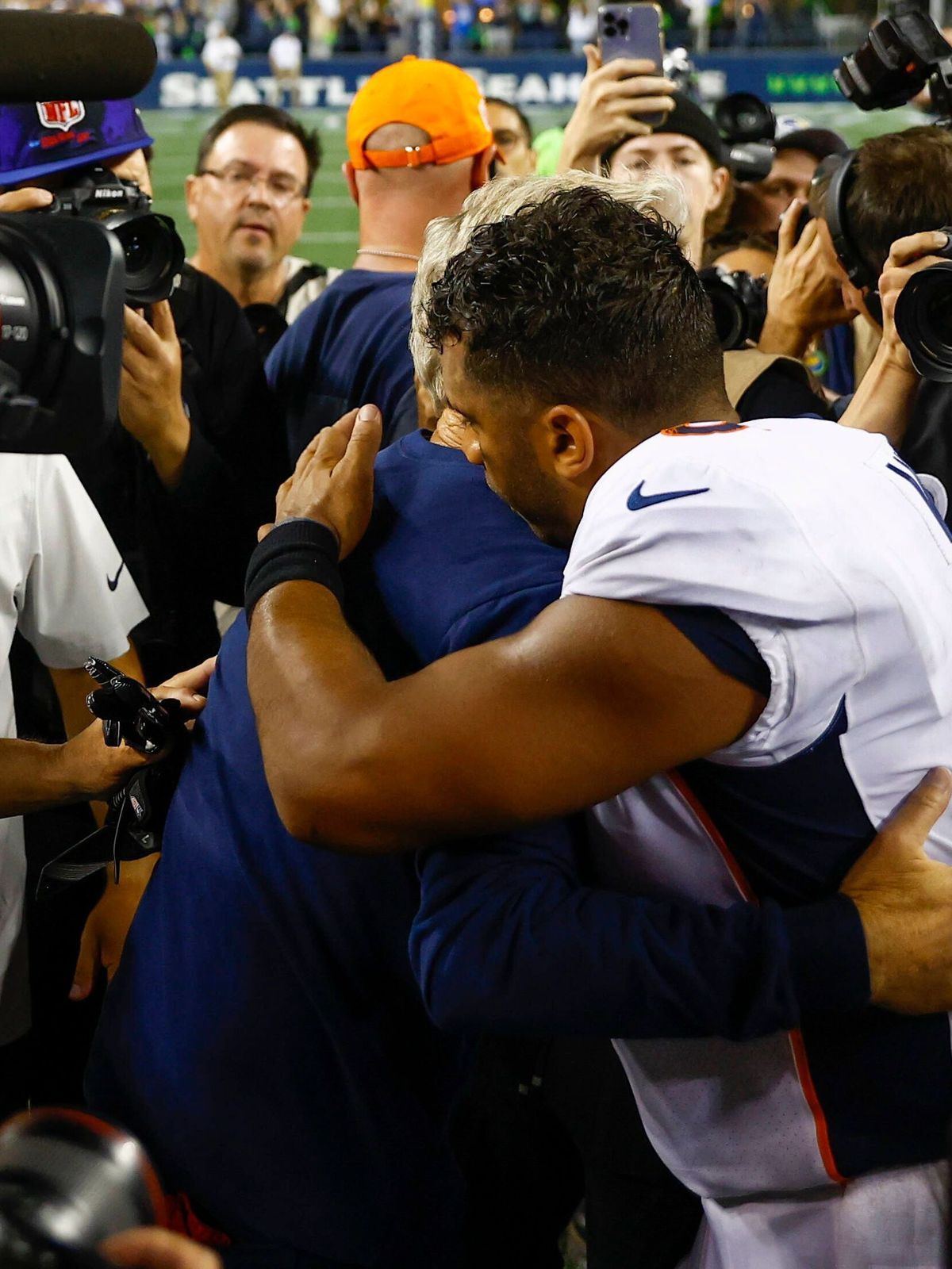 NFL, American Football Herren, USA Denver Broncos at Seattle Seahawks, Sep 12, 2022; Seattle, Washington, USA; Denver Broncos quarterback Russell Wilson (3) hugs Seattle Seahawks head coach Pete Ca...