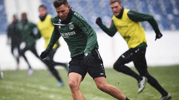 
                <strong>Hannover 96</strong><br>
                Zusammen mit Neuzugang Adam Szalai (li.) startet das Team am 7. Januar Richtung Süden.
              