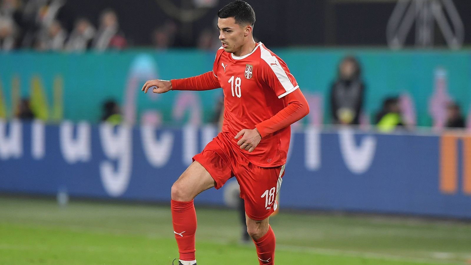 
                <strong>Nemanja Radonjic (Sturm)</strong><br>
                Neun Spiele für die U21Die andere Hälfte des gefürchteten Flügelduos bildet Nemanja Radonjic, der sein Geld bei Olympique Marseille verdient. Im Südostzipfel Frankreichs konnte er sich bislang aber noch nicht durchsetzen, in der abgelaufenen Saison sammelte er sieben Startelf-Nominierungen in der Ligue 1. Radonjic stand auch schon bei Klubs in Serbien, Rumänien und Italien unter Vertrag. 2015 unterschrieb er mit 19 Jahren bei der Roma, wurde aber nach einem halben Jahr verliehen ohne es einmal in den Kader geschafft zu haben. Wie Zivkovic besticht er durch Schnelligkeit und seine Dribbelstärke.
              