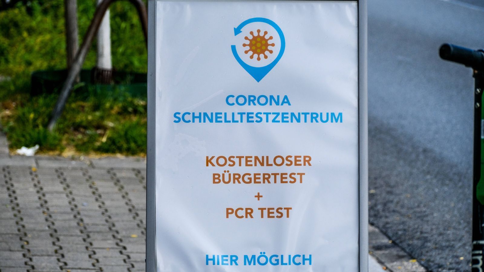 
                <strong>PCR-Test</strong><br>
                Auch auf dem Smartphone muss der tagesaktuelle, negative Coronatest hinterlegt sein. Dort reicht ebenfalls nicht nur der QR-Code oder ein ausgedrucktes Zertifikat, der Test muss mit der offiziellen Corona-Warn-App oder alternativ der LUCA-App verknüpft werden. Ein Selbsttest berechtigt nicht zum Einlass. Zusätzlich muss ein Lichtbildausweis mitgeführt werden. Geimpfte oder Genesene können sich unter der Vorlage ihres Impf- oder Antikörper-Nachweises ein Armbändchen abholen, der den Smartphone-Test ersetzt.
              
