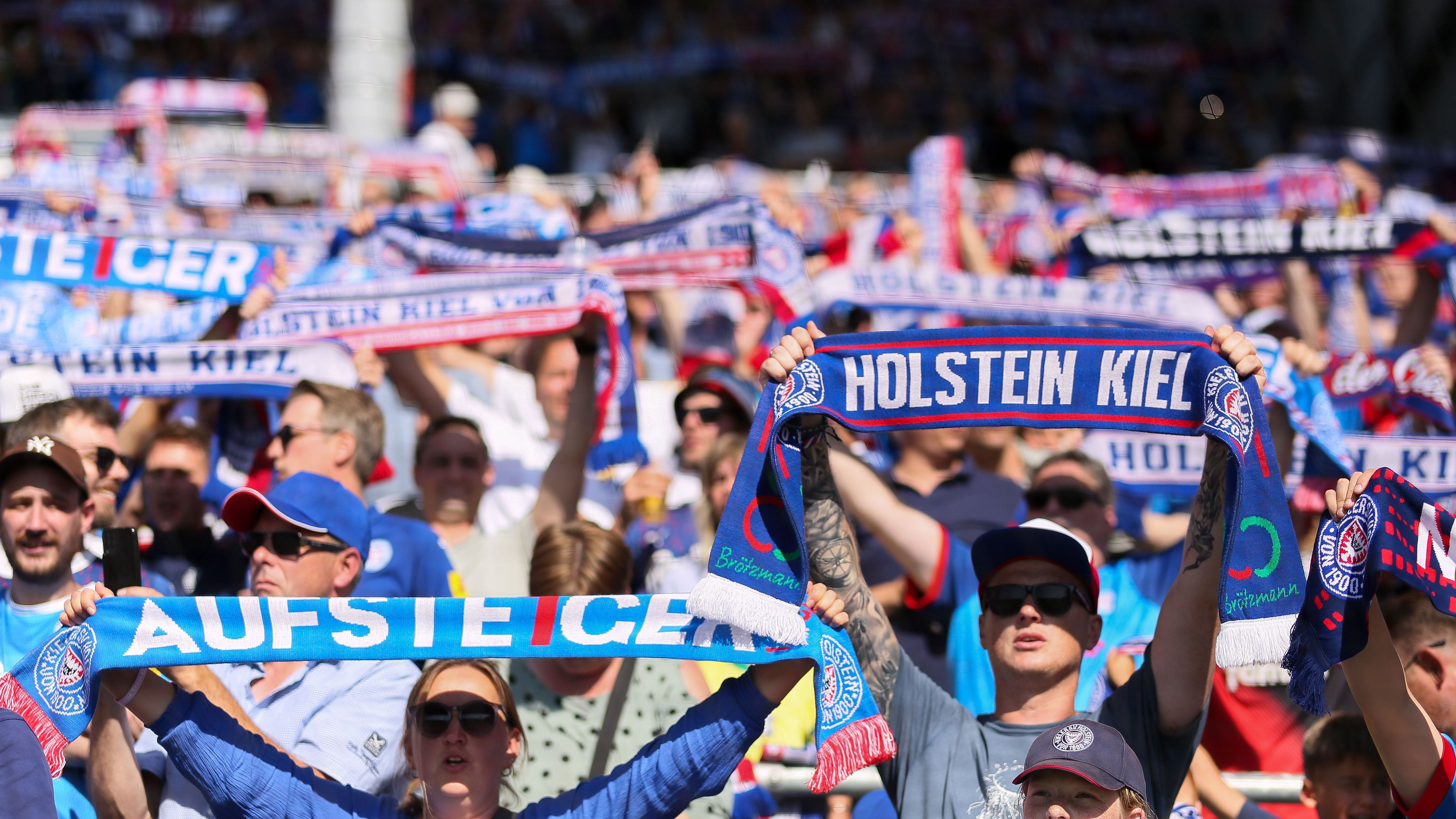 <strong>Holstein Kiel</strong><br>Vereinshymne: "Keine andere Stadt, keine andere Liebe, kein anderer Verein - nur Holstein" (Die Denkedrans)