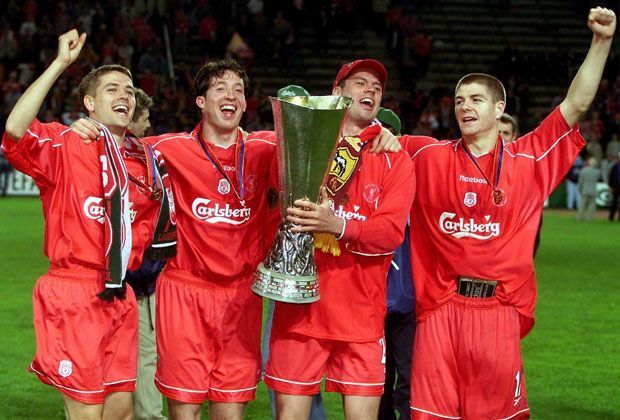 
                <strong>UEFA-Cup-Gewinn</strong><br>
                Die ersten internationalen Erfolge sollten nicht lange auf sich warten lassen. Gerrard (r.) gewinnt gemeinsam mit Teamkollegen wie Michael Owen, Markus Babbel und Dietmar Hamann den UEFA-Cup 2001. Zwischenzeitlich trifft er im Finale zum 2:0.
              