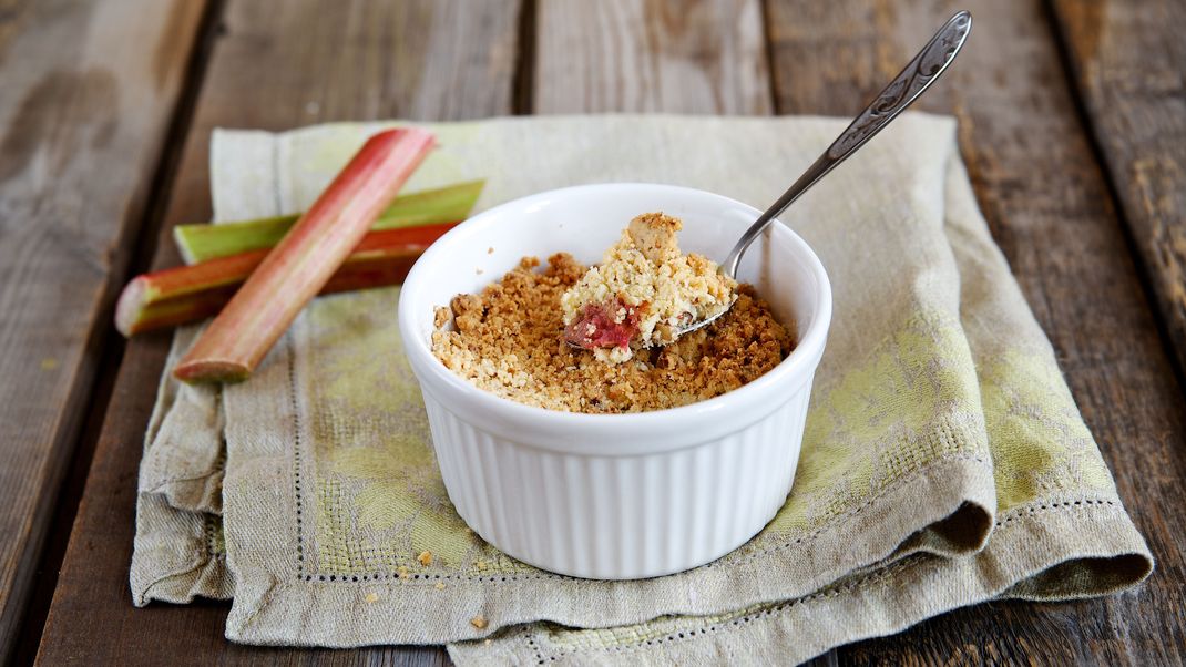 Süß-saurer Rhabarber-Crumble ist das perfekte Dessert für den Sommer!