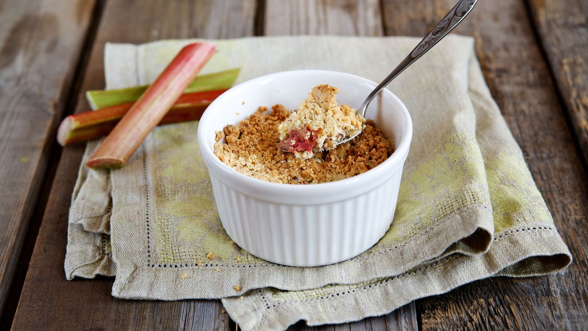 Süß-Saurer Rhababer-Crumble ist das perfekte Dessert für den Sommer