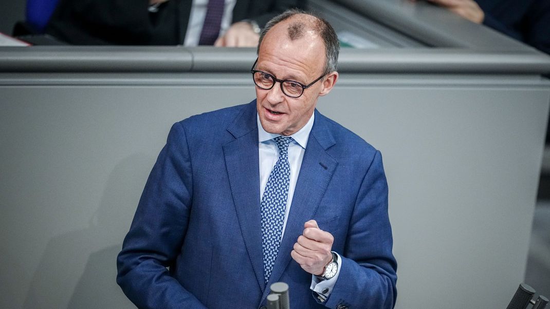 Friedrich Merz, CDU-Bundesvorsitzender und Unionsfraktions-Chef, lobt die bundesweiten Demonstrationen gegen Rechtsextremismus.