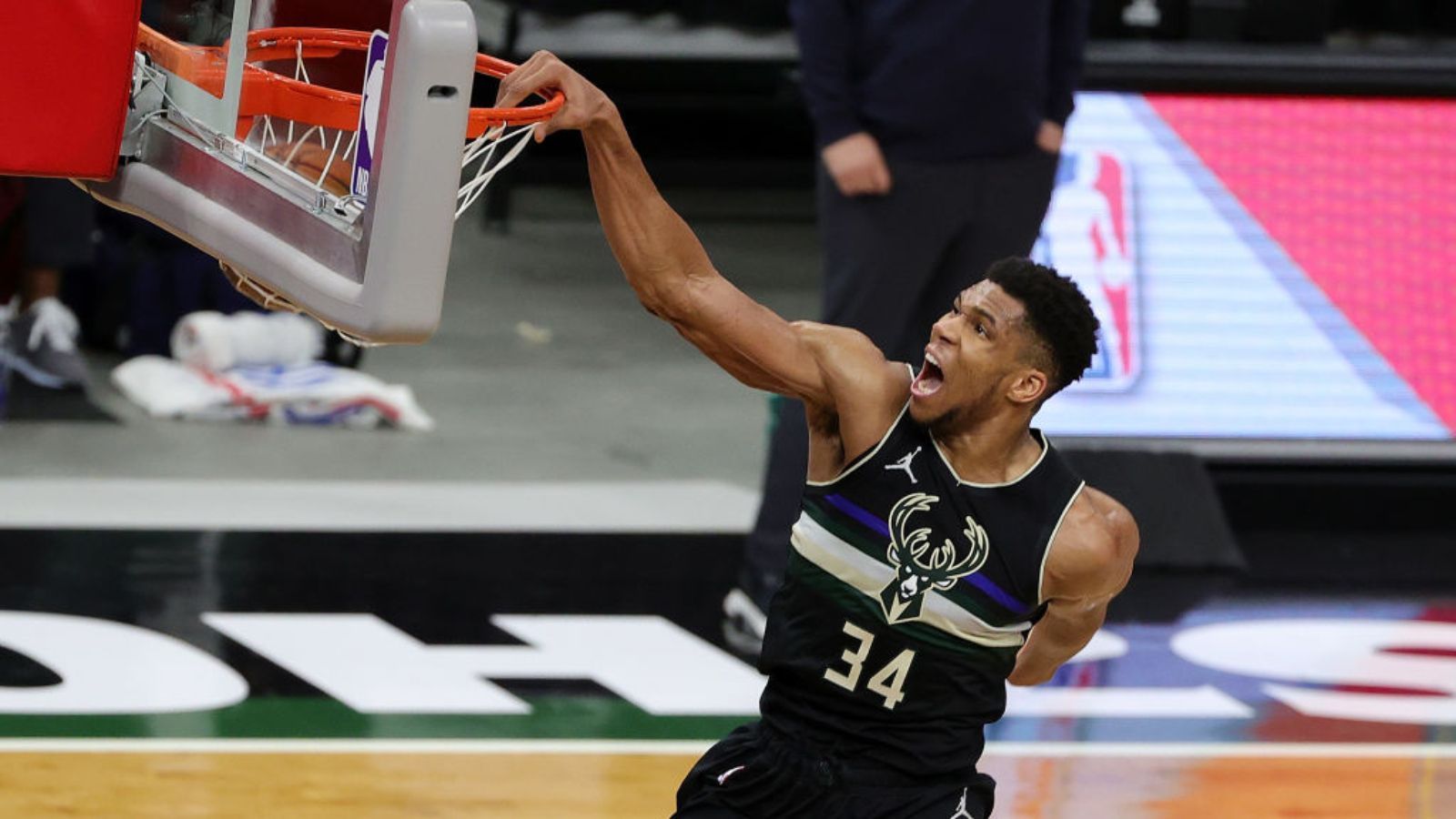 
                <strong>Giannis Antetokounmpo (Milwaukee Bucks/Starter)</strong><br>
                 - Punkte: 29,0 - Rebounds: 11,7 - Assists: 5,9 - All-Star-Nominierungen: 5
              