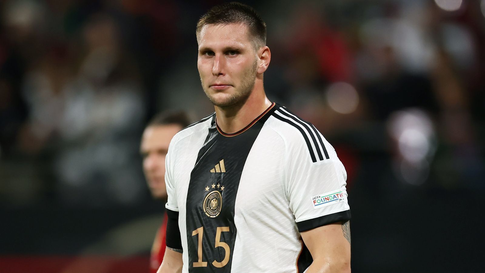 
                <strong>#15: Niklas Süle (Borussia Dortmund)</strong><br>
                &#x2022; Position: Innenverteidiger/Rechtsverteidiger <br>&#x2022; A-Länderspiele: 42 (ein Tor)<br>&#x2022; Alter: 27 Jahre<br>
              