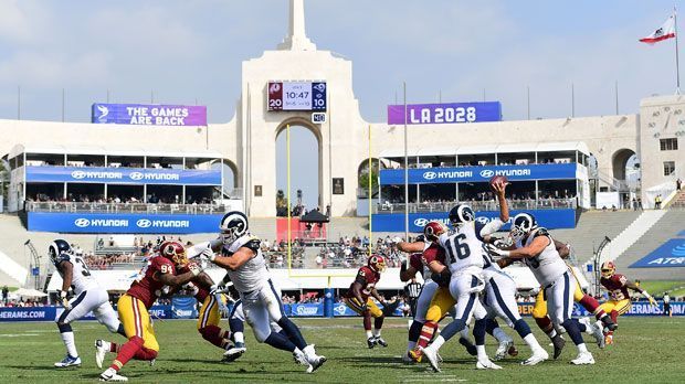 
                <strong>Los Angeles Rams (Los Angeles Memorial Coliseum)</strong><br>
                Gesamtkosten für zwei Personen: 201,92 DollarTicket: 72,21 DollarBier: 9 DollarSoft Drink: 5 DollarHot Dog: 4,25 DollarParken: 20 Dollar
              