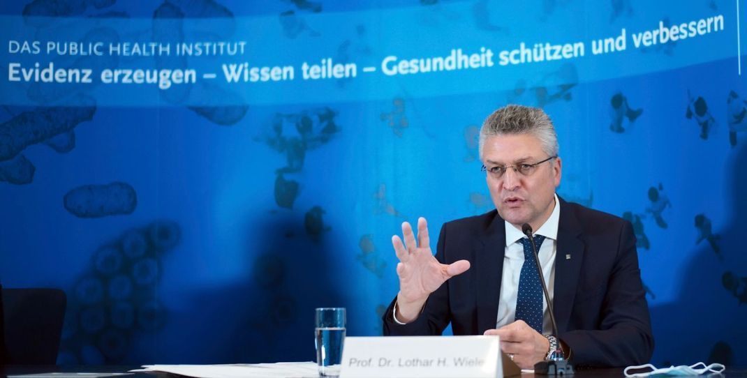RKI-Präsident Lothar Wieler appellierte in einer Pressekonferenz angesichts der stark steigenden Corona-Fallzahlen an die Menschen in Deutschland, unbedingt die Corona-Regeln einzuhalten. Ein Großteil der Menschen stecke sich (...) im privaten Umfeld an. 