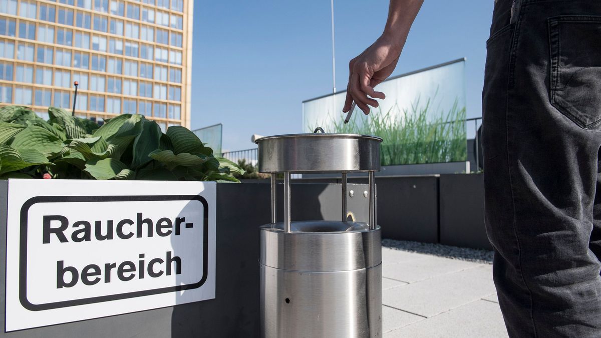 Um Nichtraucher:innen zu schützen, ist das Rauchen an einigen Orten Deutschlands nur in bestimmten Bereichen erlaubt.