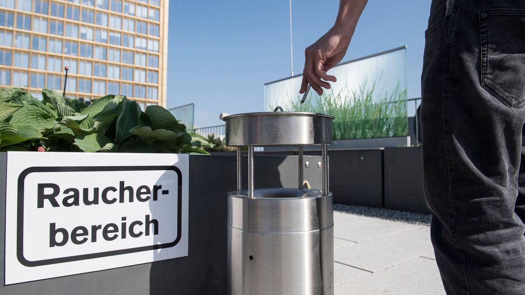 Um Nichtraucher:innen zu schützen, ist das Rauchen an einigen Orten Deutschlands nur in bestimmten Bereichen erlaubt. 
