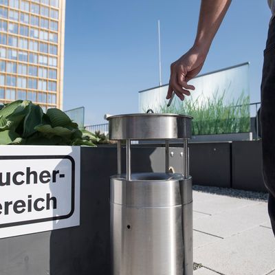 Um Nichtraucher:innen zu schützen, ist das Rauchen an einigen Orten Deutschlands nur in bestimmten Bereichen erlaubt.