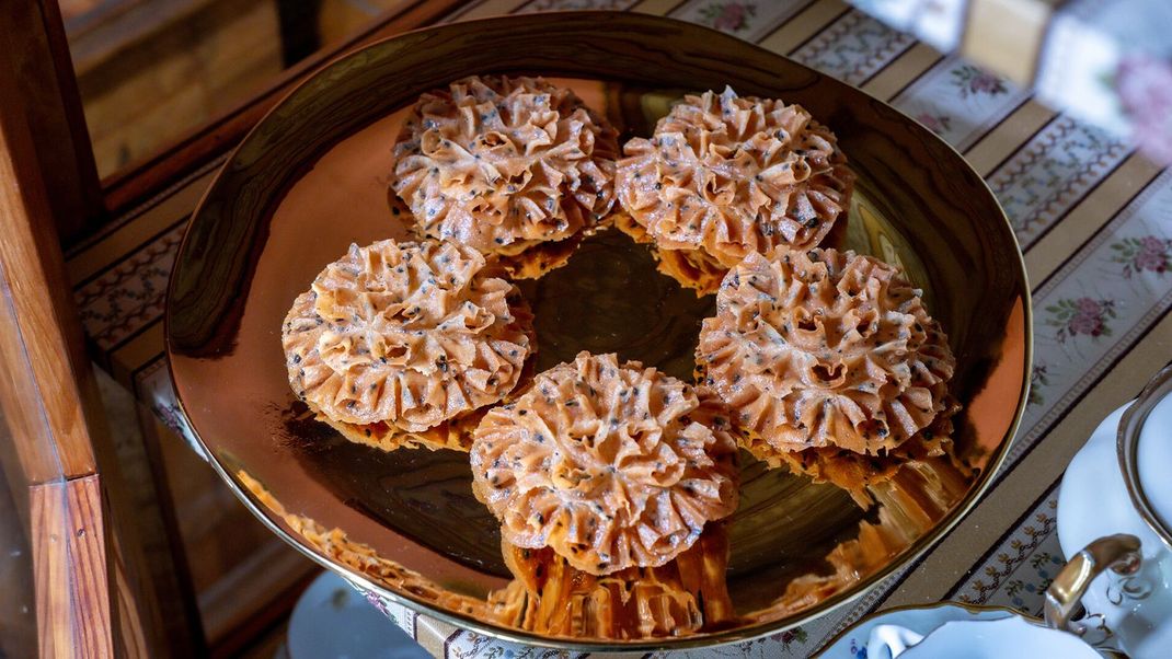 Lecker frittierte Lotusblumen mit Reismehl und Kokosmilch