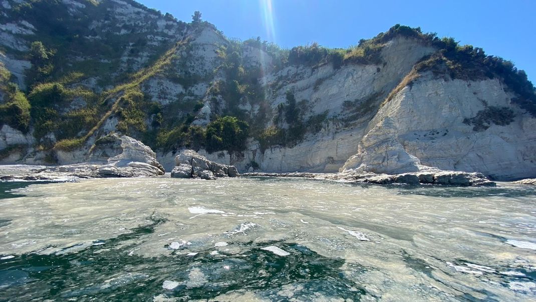 Auf dem Adriatischen Meer schwimmen schleimige Algen.