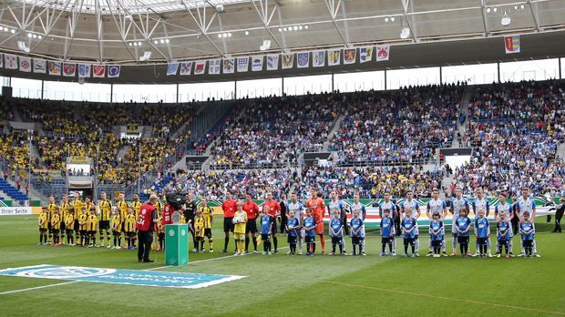 
                <strong>U19-Bundesligafinale</strong><br>
                Der BVB ist für die Zukunft gewappnet. Zumindest trumpfen die Borussia-Talente seit Jahren auf. Das diesjährige Finale der Deutschen U19-Meisterschaft fand zwischen Borussia Dortmund und der TSG 1899 Hoffenheim statt. Vor 14.766 Zuschauern in Sinsheim setzte sich die A-Jugend des BVB eindrucksvoll 5:3 durch. Es ist ...
              