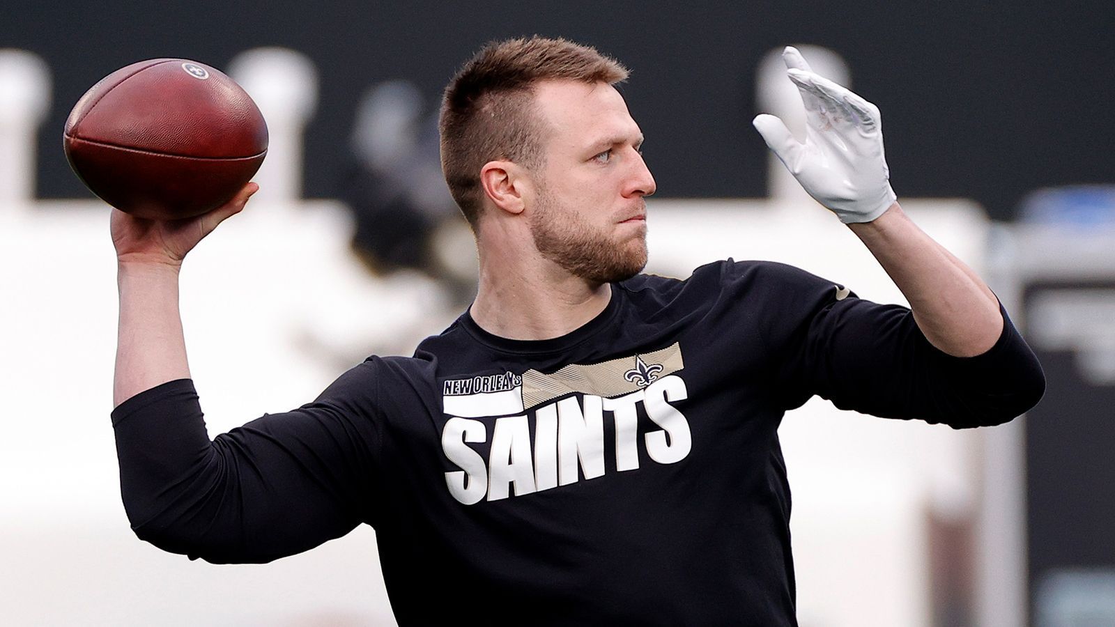 
                <strong>Quarterback-Nachfolge: Ist Hill die logische Lösung?</strong><br>
                Er ist schon längst kein klassischer Ersatz-Quarterback mehr. Taysom Hill startete in dieser Saison bereits in neun Spielen, aber präsentierte sich nicht nur als Ballverteiler. Bei vielen Snaps standen Brees und Hill zusammen auf dem Feld. Insgesamt 87 Läufe legte die Nummer zwei hin - für 457 Yards und acht Touchdowns. Dazu fing er auch noch acht Bälle für 12,3 Yards im Schnitt - viel mehr Flexibilität geht wohl nicht. Der Spitzname "Schweizer Taschenmesser" kommt ja auch nicht von irgendwo her. Der 30-Jährige zeigte in seiner vierten NFL-Saison, wie wichtig er sein kann, aber kann er die offensiven Geschickte der Saints auch in die Hand nehmen? Versuchen könnte es Head Coach Sean Payton wenigstens für ein Jahr. Danach würde Hill, der aktuell der fünftbeste Verdiener in der Franchise ist, in die Free Agency gehen.
              