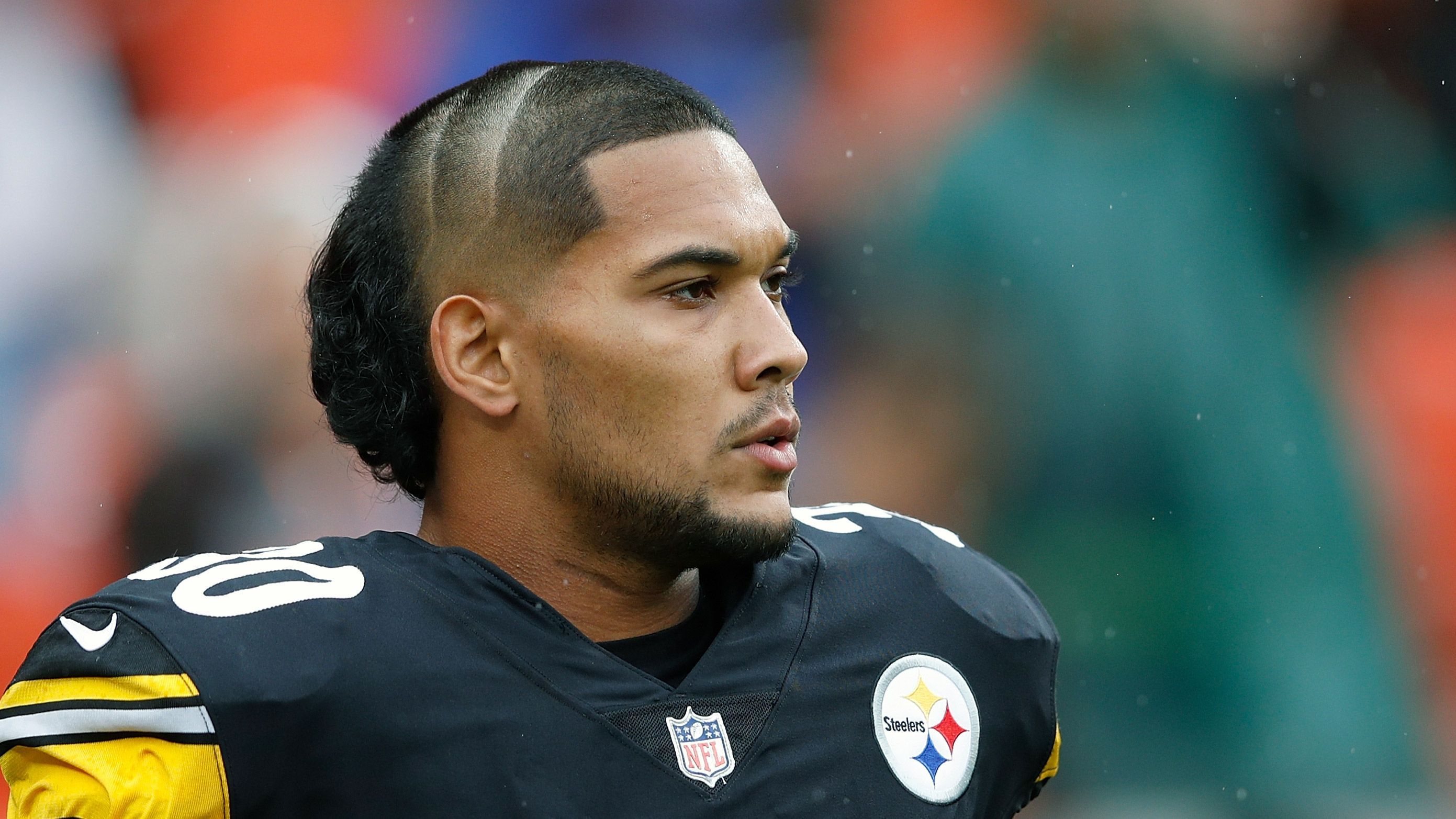 
                <strong>James Conner</strong><br>
                James Conner von den Pittsburgh Steelers präsentiert 2018 das Update des Vokuhilas: Der Running Back trägt die Haare vorne sehr kurz geschoren und hinten buschig. Sicher eine extreme Version des Vokuhilas, aber nichts Unbekanntes. Zusätzlich ließ sich Conner allerdings zwei Stufen dazwischen rasieren. Ob sich die neue Version der Frisur durchsetzt, ist eher fraglich.
              