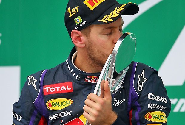 
                <strong>Küsschen für den Pokal</strong><br>
                Neun Siege in Folge - das hatte vor Vettel nur der legendäre Alberto Ascari geschafft. Allerdings nicht in einem Jahr. Der Italiener holte die ersten sechs Siege 1952 und weitere drei in der folgenden Saison
              