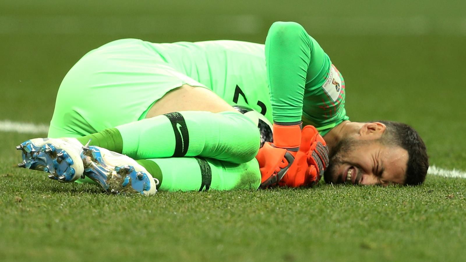 
                <strong>Danijel Subasic (Kroatien)</strong><br>
                Der Schlussmann von Kroatien war der gefeierte Held in der Viertelfinal-Begegnung gegen Russland. Danijel Subasic griff sich kurz vor Ende der regulären Spielzeit allerdings an den Oberschenkel und schlug verzweifelt auf den Boden ein. Nach kurzer Behandlungspause spielte Subasic unbeirrt weiter und hielt am Ende sogar noch einen Elfmeter von Fedor Smolov. Anschließend sagte der 33-Jährige: "Ich hätte auch mit nur einem Bein weiter gespielt". Im Teamtraining der Kroaten am Montag fehlte der Torwart der AS Monaco allerdings.
              