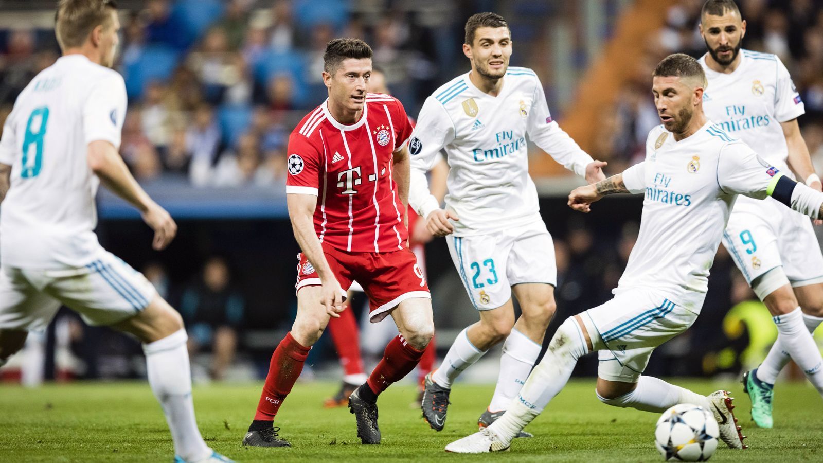 
                <strong>Zahavi sollte Lewandowski bei Real unterbringen</strong><br>
                "Lewy" hoffte damals auf einen Wechsel zu Real Madrid, Medienberichten zufolge sollen auch Gespräche stattgefunden haben, doch letztlich gab es keine Einigung. Stattdessen verlängerte Lewandowski an der Säbener Straße bis 2023 - allerdings ohne Ausstiegsklausel, weshalb der 33-Jährige aktuell auf die Zustimmung der Bayern angewiesen wäre, wenn er vor Vertragsende wechseln möchte. 
              