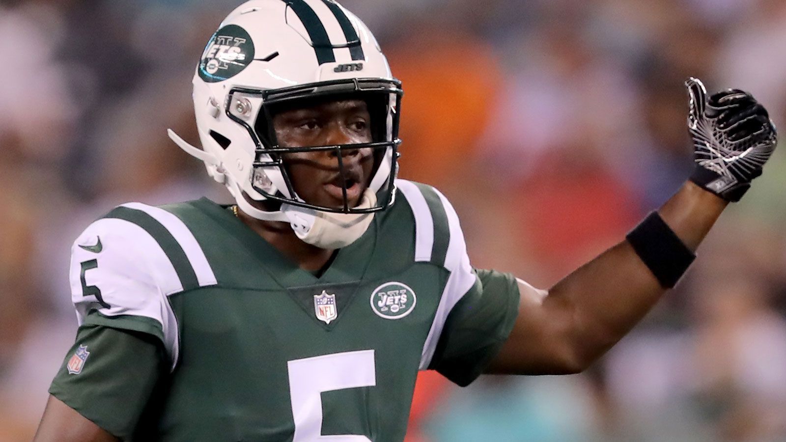 
                <strong>Teddy Bridgewater (New York Jets)</strong><br>
                Es ist wohl die Story des ersten Preseason-Spieltags. Rund zwei Jahre nach seiner komplizierten Knieverletzung durfte der ehemalige Quarterback der Minnesota Vikings beim 17:0 seines neuen Teams über die Atlanta Falcons mal wieder über längere Zeit die Offense koordinieren. Das gelang dem Rookie of the Year 2014 mit Bravour: sieben seiner acht Pässe landeten in den Händen der Receiver, damit gelangen 85 Yards Raumgewinn und ein Touchdown. Zwei Drives lang stand Bridgewater auf dem Feld - beide endeten mit Punkten für die "Gang Green".
              