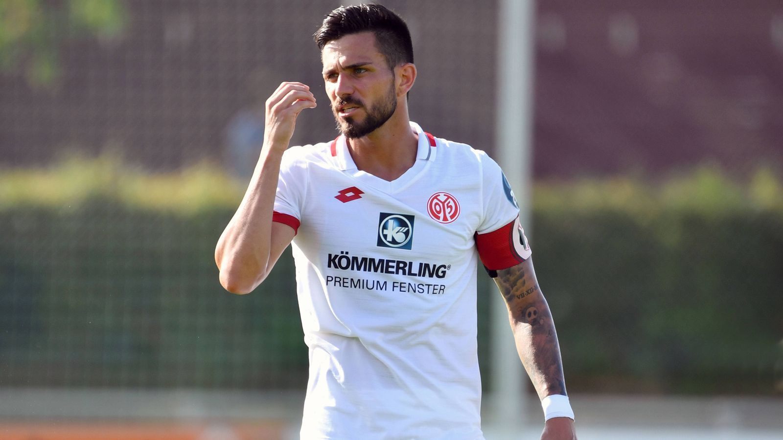 
                <strong>1. FSV Mainz 05</strong><br>
                Kapitän: Danny LatzaPosition: Zentrales MittelfeldIm Verein seit: 2015
              